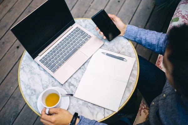 Hoge Hoek Van Gewas Gezichtsloze Mannelijke Freelancer Casual Kleding Zitten — Stockfoto