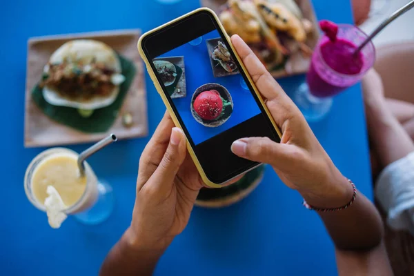 Desde Arriba Cosecha Femenina Sin Rostro Tomando Trago Deliciosa Hamburguesa — Foto de Stock