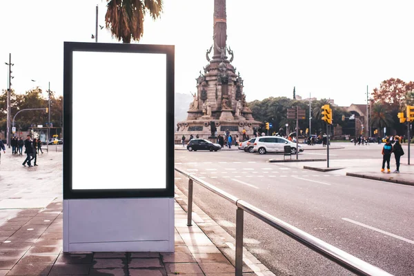 Layar Kosong Billboard Ditempatkan Trotoar Dekat Pagar Dan Persimpangan Jalan — Stok Foto