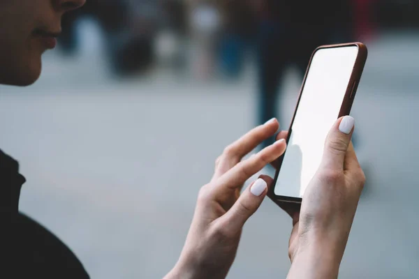 Beskär Ansiktslös Ung Kvinna Tittar Skärmen Medan Läser Textmeddelande Mobiltelefon — Stockfoto