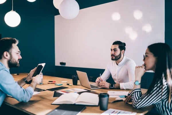 Gerente Barbudo Confianza Gafas Usando Tableta Discutiendo Con Colegas Ideas — Foto de Stock