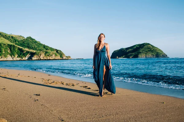 Hermosa Mujer Rubia Relajada Vestido Largo Paseando Largo Idílica Playa — Foto de Stock