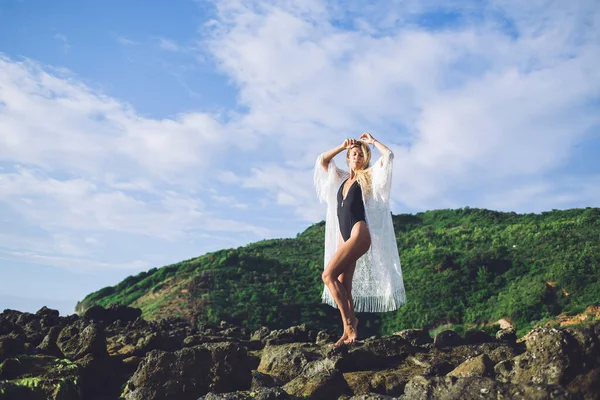 Corpo Inteiro Senhora Descalça Praia Levantando Braços Fechando Olhos Enquanto — Fotografia de Stock