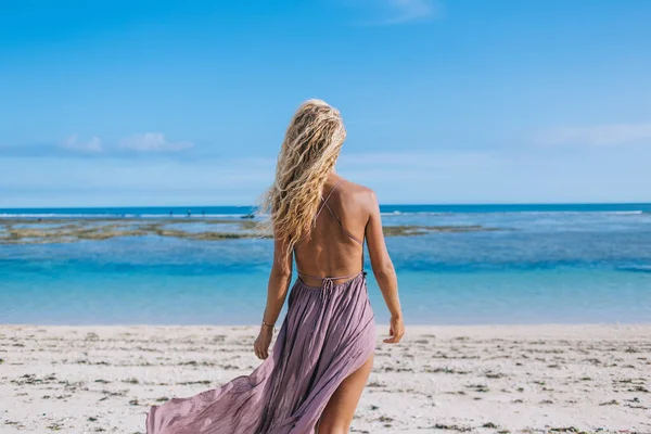 Вид Молодую Блондинку Сиреневом Платье Открытой Спиной Смотрящую Океан Стоящую — стоковое фото