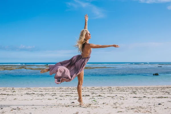 Vista Laterale Della Graziosa Donna Bionda Abito Viola Godendo Libertà — Foto Stock