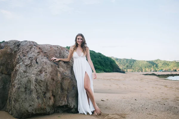 Mulher Alegre Encantadora Longo Vestido Branco Sundress Desacelerando Perna Enquanto — Fotografia de Stock