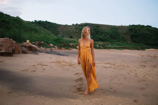 Mulher Bonita Pacífica Vestido Colorido Longo Olhando Para Longe Passeando — Fotografia de Stock