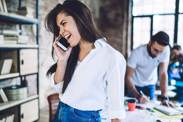 Travailleuse Heureuse Tenue Décontractée Parlant Sur Téléphone Portable Contre Des — Photo