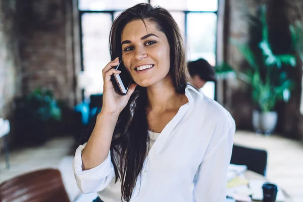 Optimistische Vrouwelijke Werknemer Met Tandenglimlach Mobiele Telefoon Hand Die Met — Stockfoto