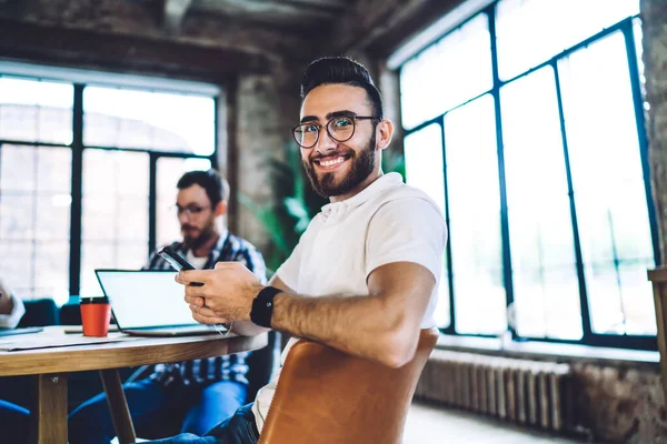 Young Bearded Man Modern Eyeglasses Text Messaging Mobile Phone While — Stock Photo, Image