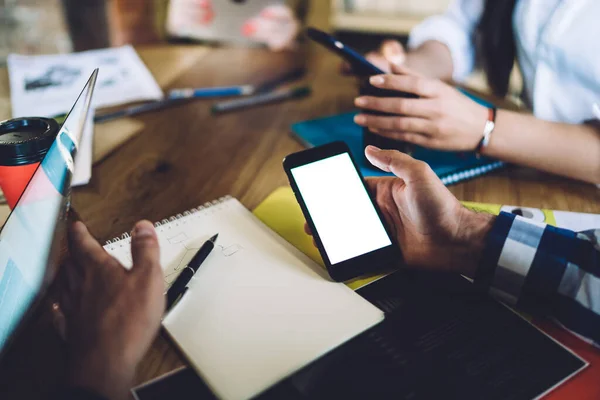 Desde Arriba Cosecha Macho Sentado Entre Colegas Utilizando Gadgets Mientras —  Fotos de Stock