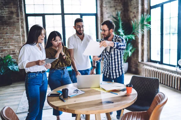 Grupo Alegres Colegas Multirraciales Ropa Casual Parados Alrededor Una Mesa — Foto de Stock