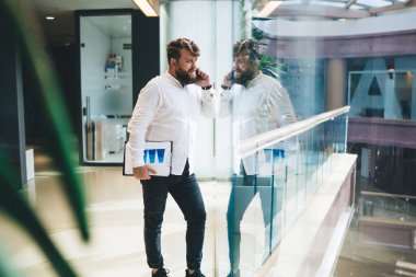 Teknoloji uygulaması ve organizasyon stratejisi ile iş yeri araması yapan yakışıklı bir erkek pazarlamacı. Çevrimiçi konuşma için 4G 'ye bağlanan taşınabilirlik kullanıcısı.