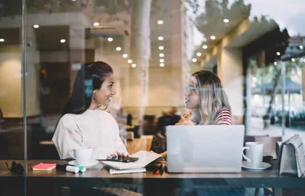 Sonrientes Mujeres Multirraciales Mejores Amigos Disfrutando Reunión Cafetería Hablando Entre —  Fotos de Stock