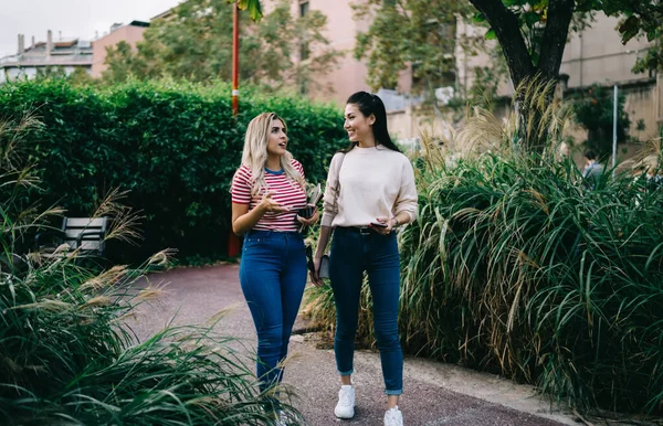 Sorrindo Multirracial Feminino Melhores Amigos Andando Parque Durante Res Tempo — Fotografia de Stock