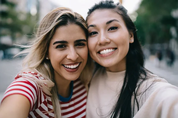 Selfie Portrét Veselých Různorodých Hipsterských Dívek Usmívajících Kameru Během Turistických — Stock fotografie