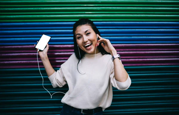 Retrato Media Longitud Usuario Femenino Divertido Auriculares Satisfechos Con Ocio —  Fotos de Stock