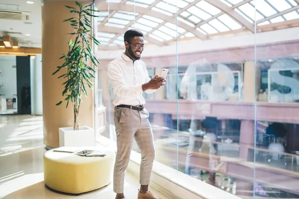 Junger Halb Formell Gekleideter Afroamerikanischer Mann Steht Obergeschoss Eines Modernen — Stockfoto