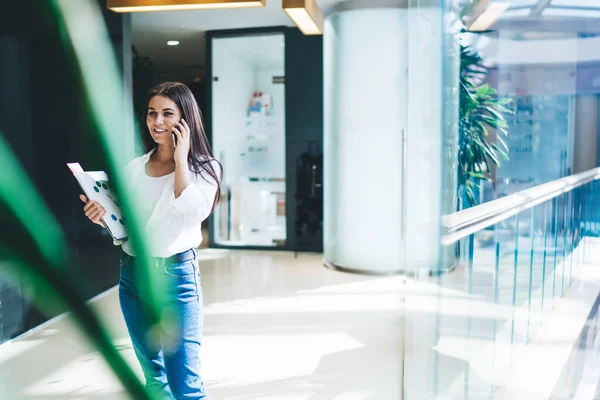 Employée Vêtements Décontractés Affaires Debout Détendue Dans Hall Léger Centre — Photo