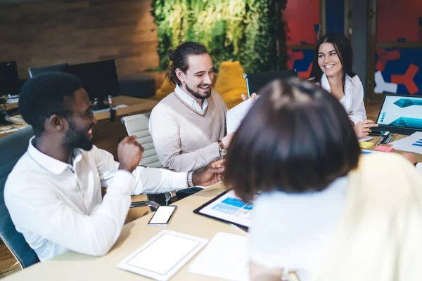 Desde Arriba Del Equipo Multiétnico Compañeros Trabajo Reunión Ropa Casual — Foto de Stock