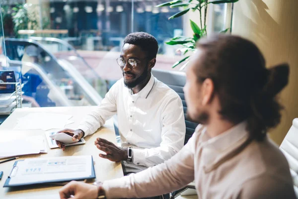 Succesvolle Afro Amerikaanse Man Optische Brillen Voor Oogbescherming Die Strategische — Stockfoto