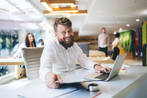 Hombre Negocios Alegre Ropa Elegante Sentado Mesa Oficina Uso Netbook — Foto de Stock