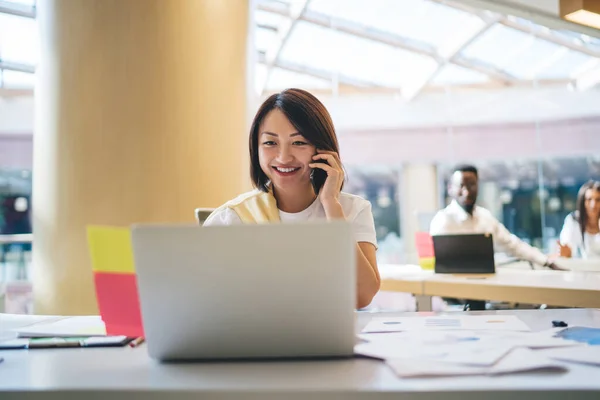 Mulher Feliz Sorrindo Durante Conversa Celular Interior Escritório Moderno Feliz — Fotografia de Stock