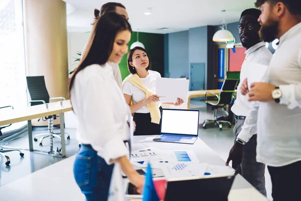 Groep Multiraciale Collega Casual Kleding Verzamelen Rond Tafel Met Laptop — Stockfoto