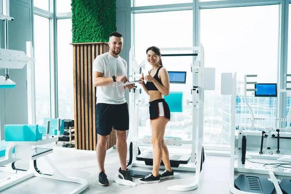 Cuerpo Completo Jóvenes Deportistas Felices Ropa Deportiva Escalofriante Moderno Gimnasio — Foto de Stock