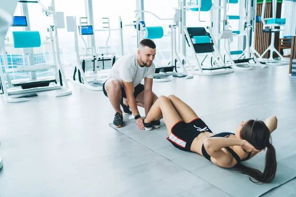 Full Kropp Oigenkännliga Idrottskvinna Aktivitetskläder Gör Magträning Träningsmatta Med Personlig — Stockfoto