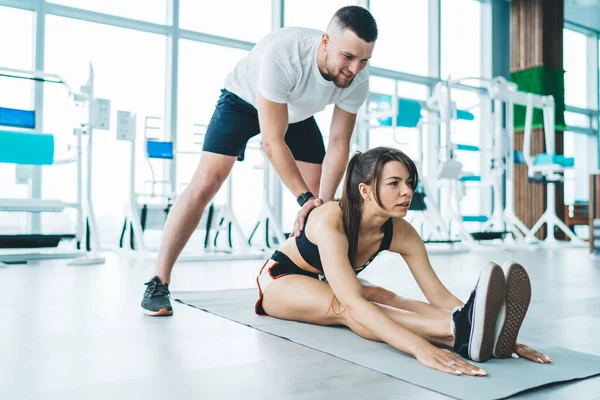 Longitud Completa Deportista Concentrada Ropa Deportiva Sentada Esterilla Fitness Cuerpo — Foto de Stock