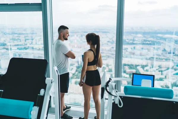 Vista Trasera Del Instructor Masculino Caucásico Hablando Con Cliente Femenino — Foto de Stock