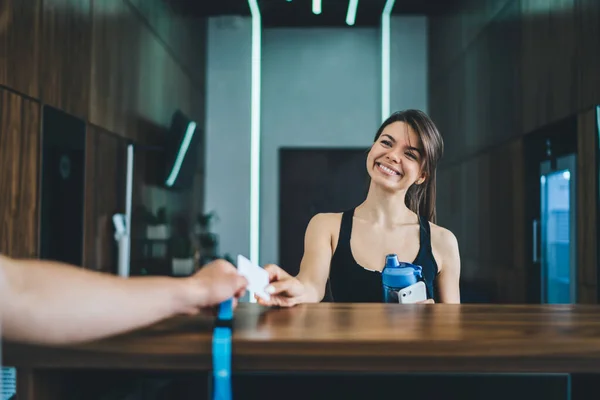 Zugeschnittenes Bild Einer Positiven Kaukasischen Frau Die Eine Karte Für — Stockfoto