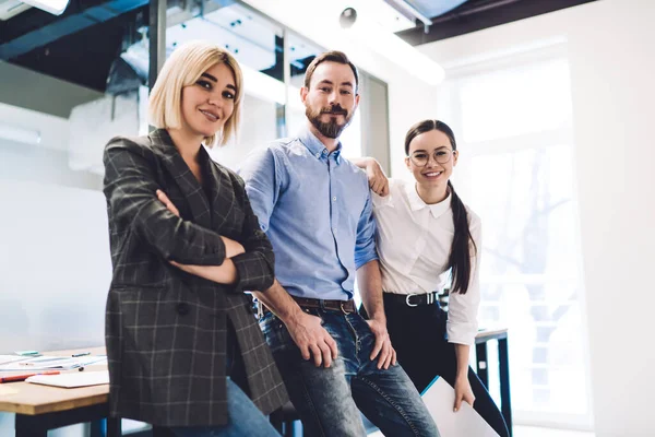 Feliz Oficina Trabajadora Apoyada Hombro Colega Mientras Una Compañera Trabajo — Foto de Stock