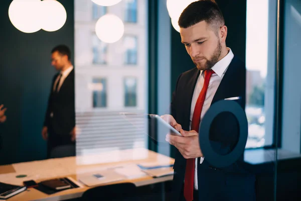 Través Vidrio Éxito Empleado Masculino Traje Formal Pie Oficina Moderna — Foto de Stock