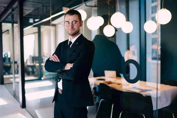 Gerente Masculino Positivo Ropa Formal Gafas Vista Pie Oficina Moderna — Foto de Stock