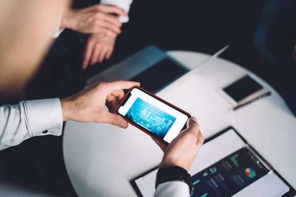 Crop Unrecognizable Man Formal Wear Sitting Table Colleagues Using Mobile — Stock Photo, Image