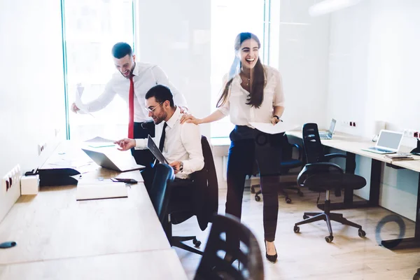 Groep Van Jonge Gelukkige Multiraciale Collega Elegante Kostuums Vieren Overwinning — Stockfoto