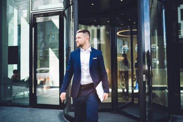 Elegante Joven Trabajador Oficina Ropa Formal Con Portapapeles Dejando Edificio — Foto de Stock