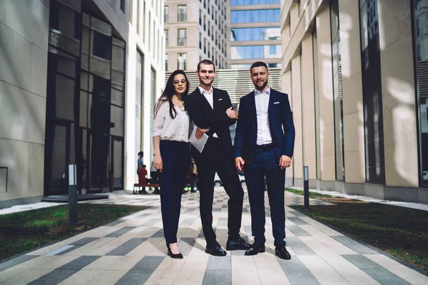 Desde Abajo Toda Longitud Contenido Jóvenes Colegas Ropa Formal Mirando — Foto de Stock