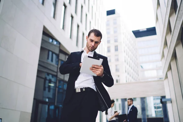 Baixo Ângulo Gerente Masculino Barbudo Concentrado Desgaste Formal Rua Tablet — Fotografia de Stock