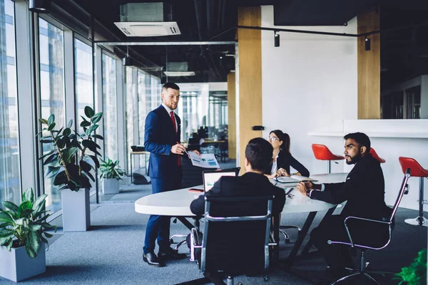 Homme Caucasien Tenue Formelle Présentation Conférence Pour Discuter Analytique Financière — Photo