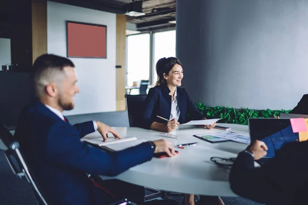 Erfaren Grupp Framgångsrika Medarbetare Som Samarbetar Vid Mötesbordet Diskuterar Företagsinformation — Stockfoto