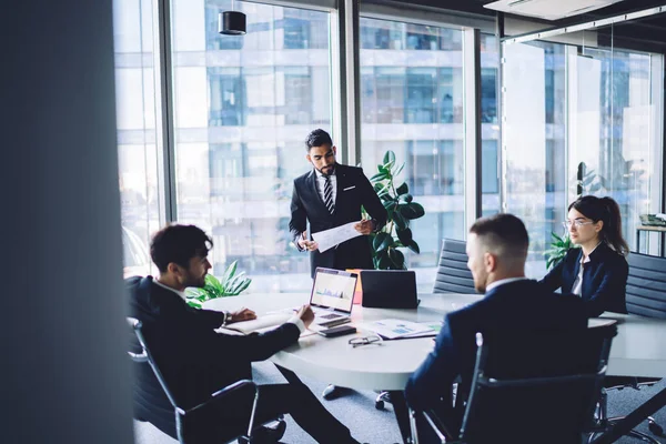 Groupe Jeunes Partenaires Affaires Prospères Costumes Noirs Formels Travaillant Table — Photo