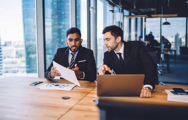 Colleghi Focalizzati Che Indossano Abiti Ufficiali Analizzando Documenti Finanziari Davanti — Foto Stock