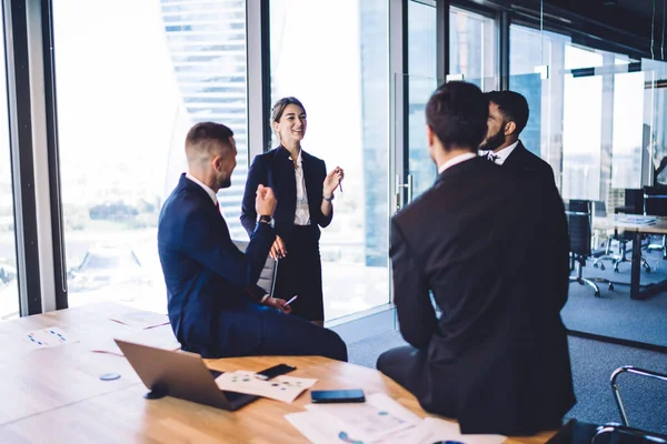 Feliz Equipo Negocios Discutiendo Con Gusto Los Resultados Del Seminario — Foto de Stock