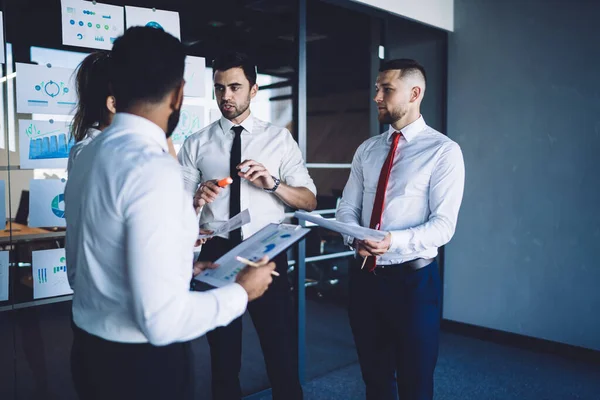 Empresarios Masculinos Femeninos Que Colaboran Juntos Discutiendo Ideas Para Lluvia — Foto de Stock