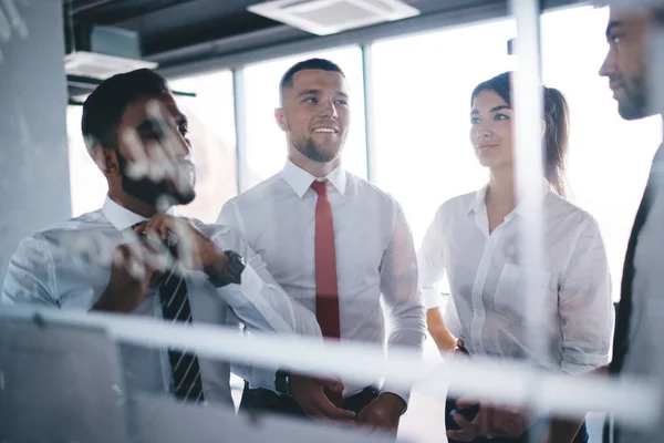 Diversos Colegas Jóvenes Ropa Formal Discutiendo Nueva Estrategia Compañía Plan —  Fotos de Stock