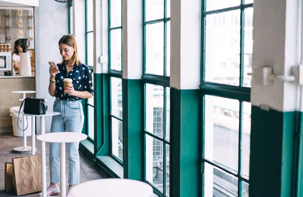 Trendy Dressed Caucasian Female Standing Coffee Shop Beverage Resting Browsing — Stock Photo, Image