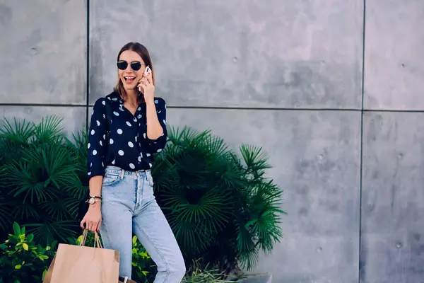 Wesoła Kobieta Shopper Casual Nosić Okulary Przeciwsłoneczne Mówi Przez Telefon — Zdjęcie stockowe